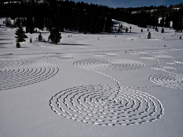 Land Art : le sable et la neige comme toile naturelle