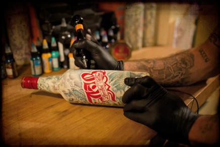 Des bouteilles de J&B tatouées