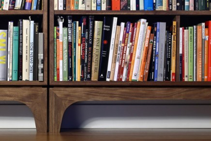 La construction d’une bibliothèque en bois en stop-motion