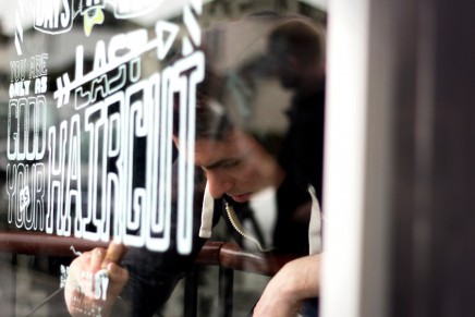 Du lettering sur la vitrine de Slick’s Barbershop par Craig Black